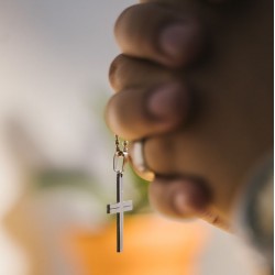 Páscoa na pandemia: fiéis se preparam para missas on-line